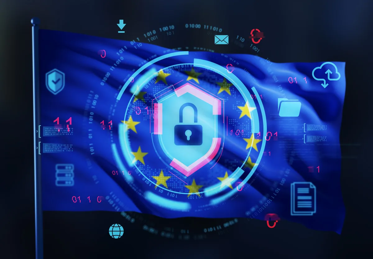 Wehende EU-Flagge mit überlagertem digitalem Schutzschild, Vorhängeschloss und Daten-Symbolen